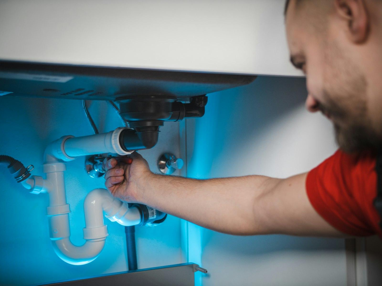 Plombier Pro24 en intervention sur une évacuation sous évier