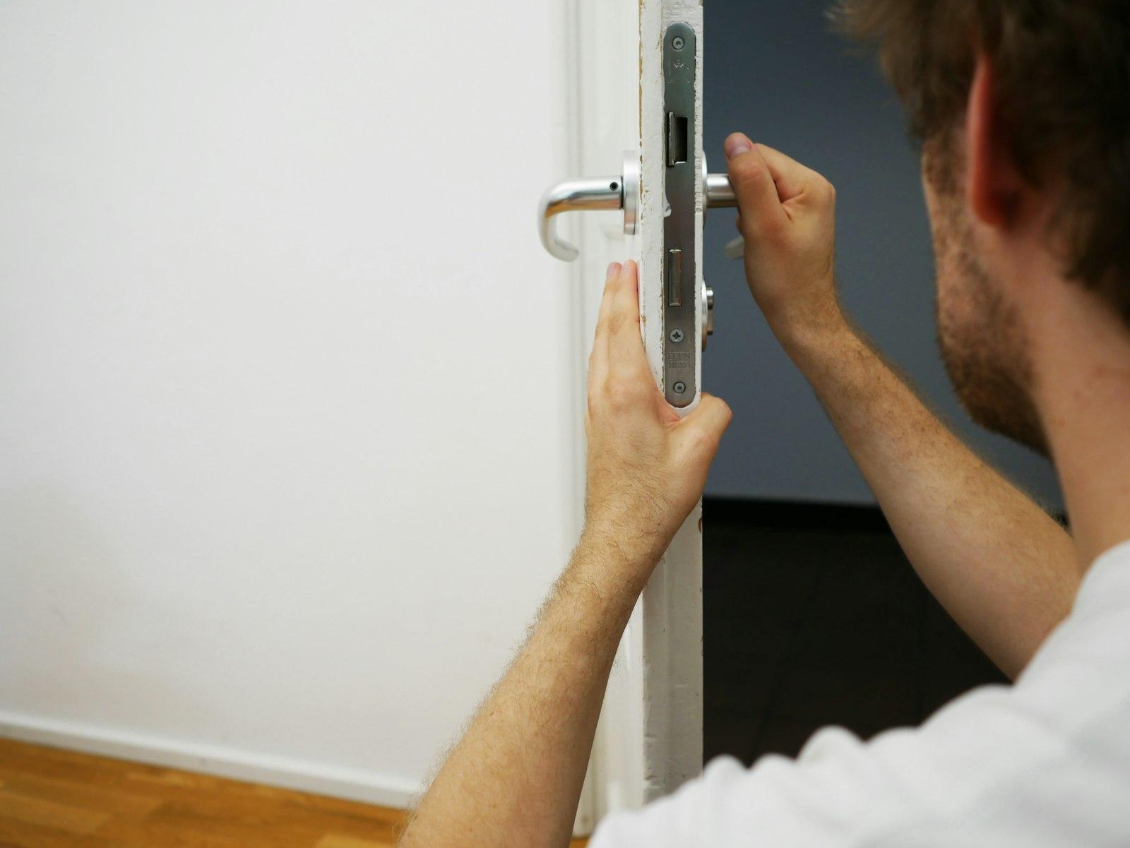 Serrurier Pro24 en intervention sur une serrure de porte
